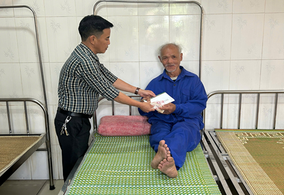 Trung tâm Công tác xã hội và Quỹ Bảo trợ trẻ em Hà Nội phối hợp với Bệnh viện đa khoa Đông Anh hỗ trợ đối tượng bảo trợ xã hội điều trị tại Bệnh viện Đa khoa Đông Anh