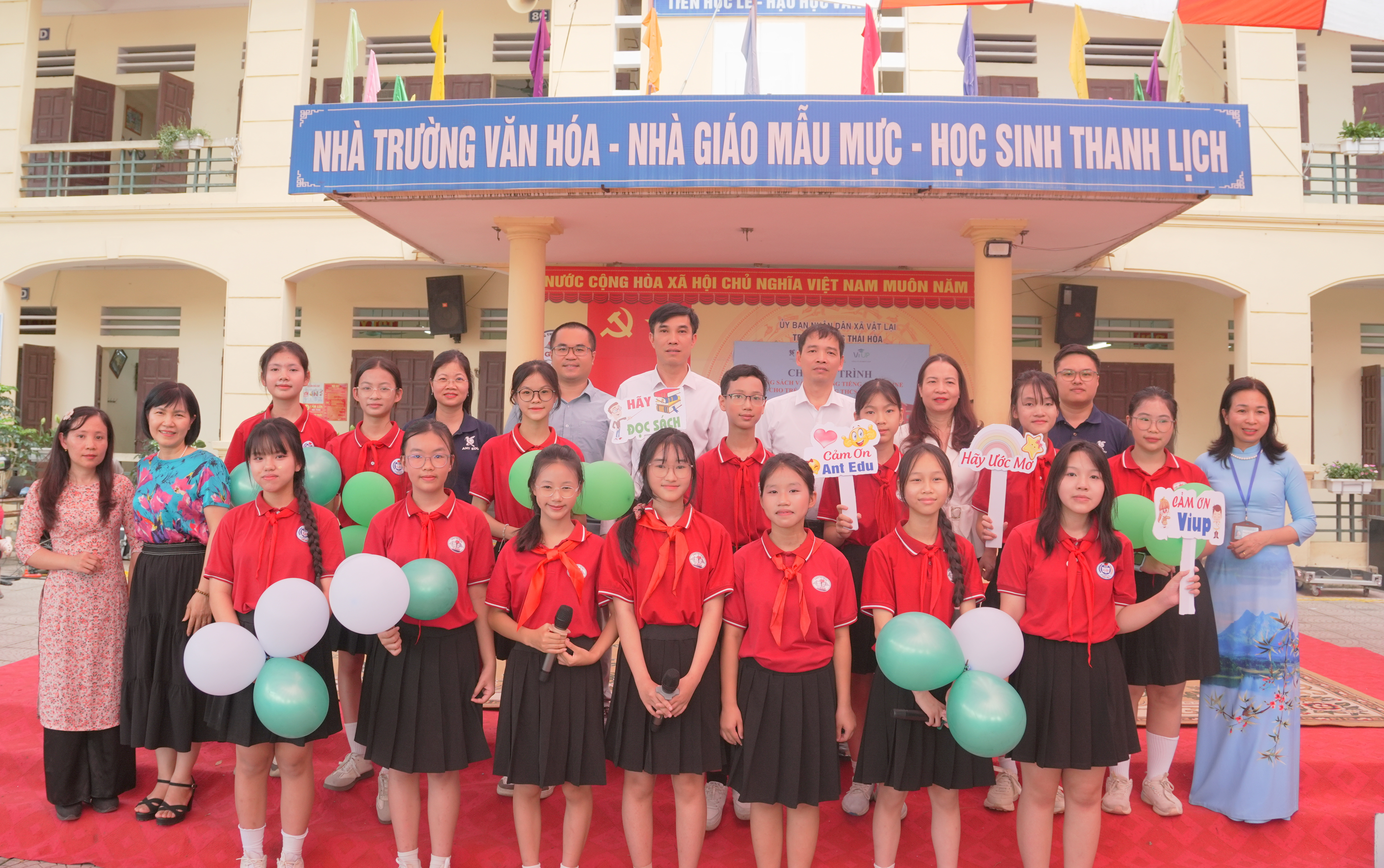 Trao tặng sách và 100 suất học bổng tiếng Anh cho trẻ em có hoàn cảnh khó khăn tại các trường THCS Thái Hòa và THCS Thụy An