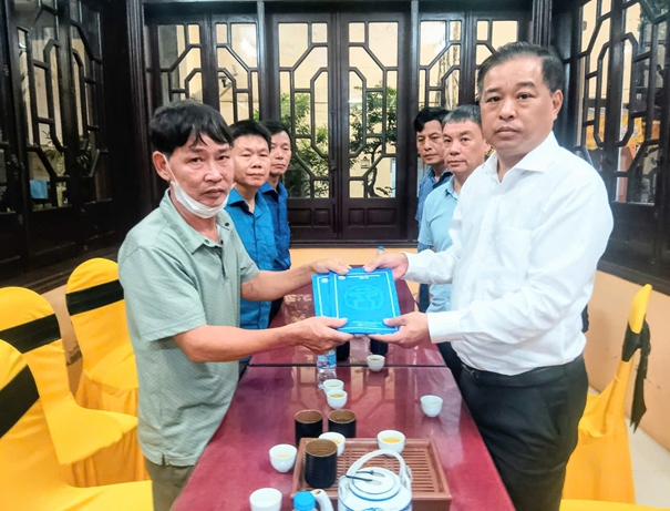 Thăm hỏi, hỗ trợ gia đình nạn nhân vụ cháy tại phường Kiến Hưng
