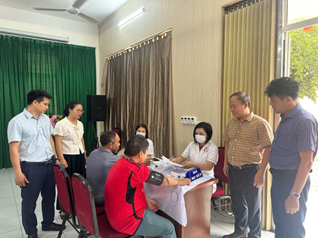 Khám sức khoẻ miễn phí cho đối tượng đang được chăm sóc, nuôi dưỡng tại Trung tâm Công tác xã hội và Quỹ Bảo trợ trẻ em Hà Nội