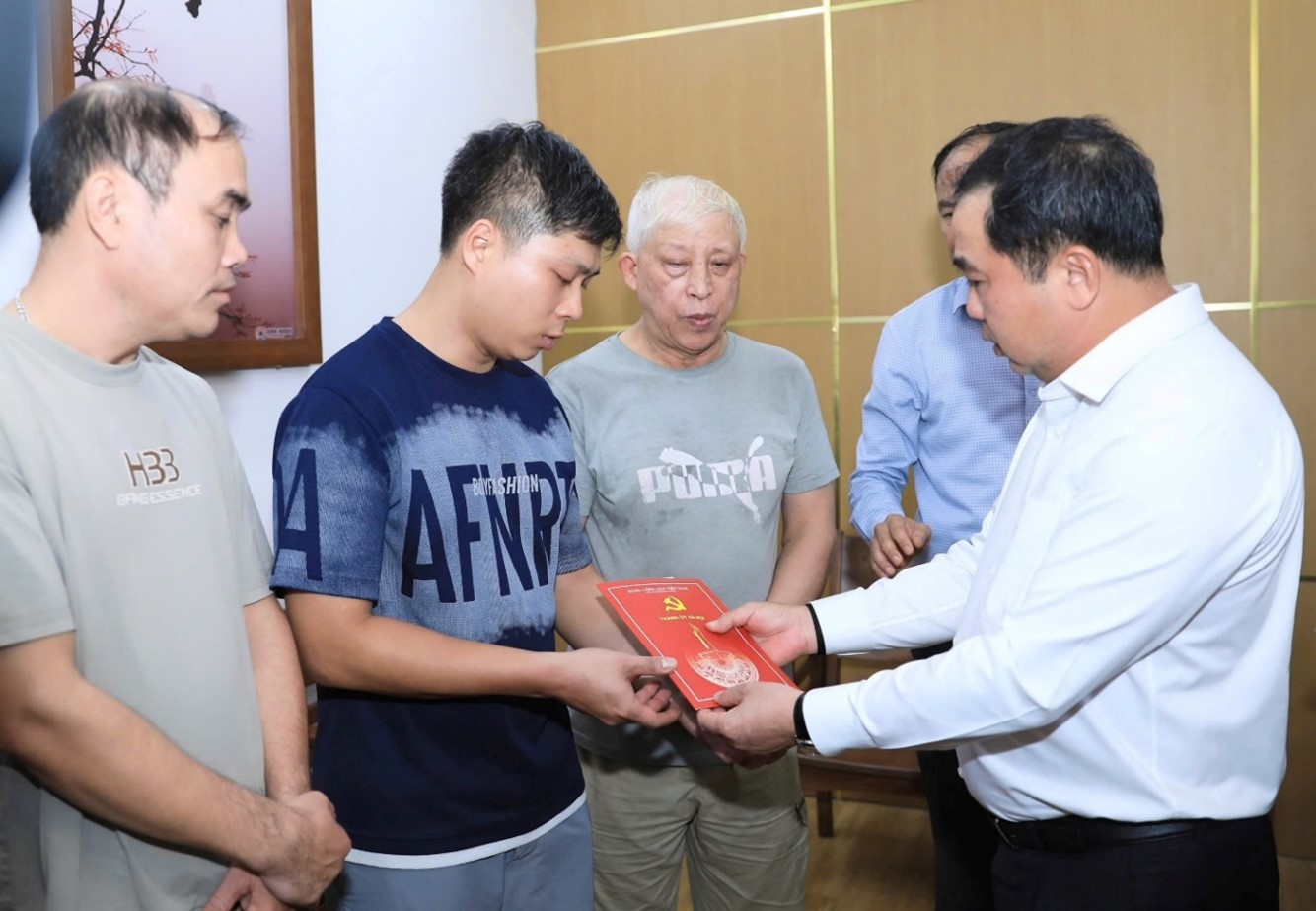 Thăm hỏi, động viên gia đình và các nạn nhân trong vụ cháy nhà tại đường Thuỵ Khuê, phường Tây Hồ