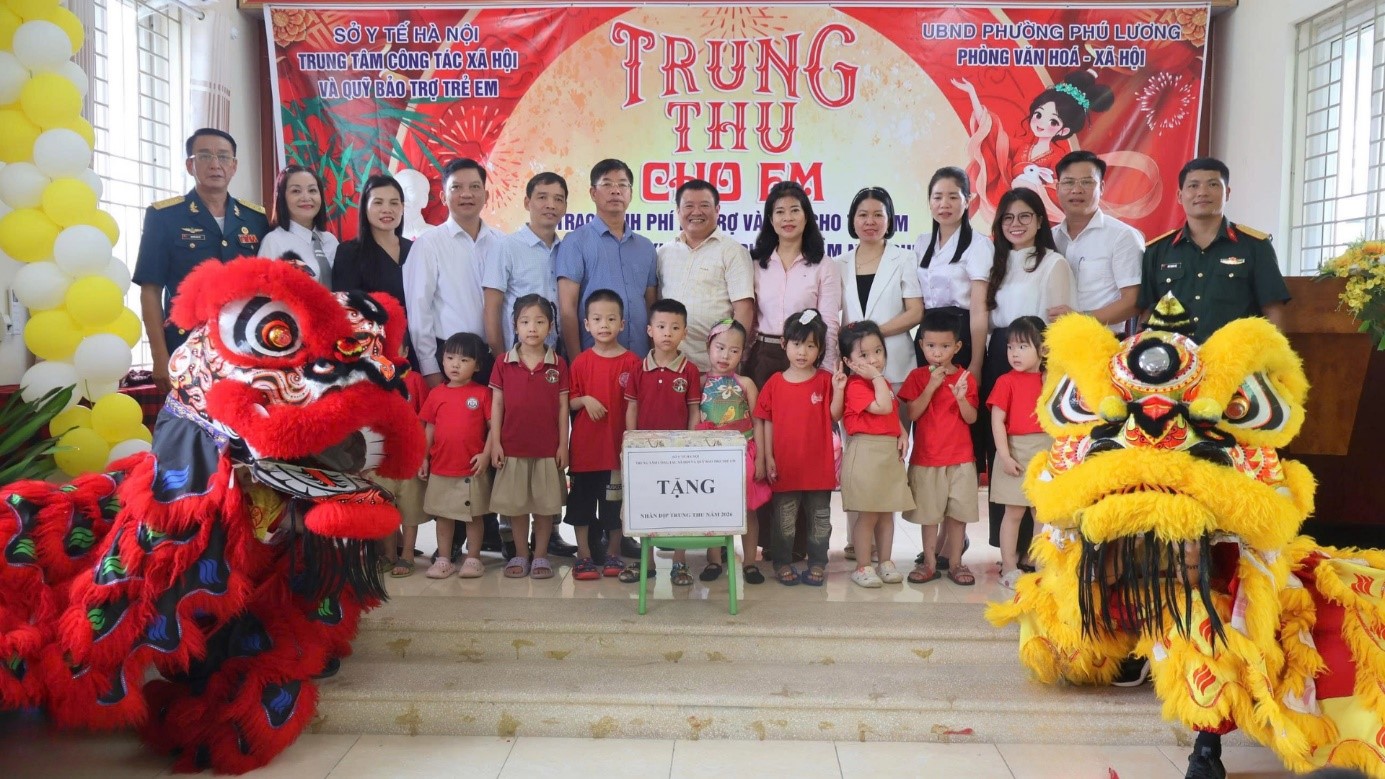 Tết Trung thu ấm áp dành tặng trẻ em có hoàn cảnh khó khăn tại Trường Mầm non Phú Lương