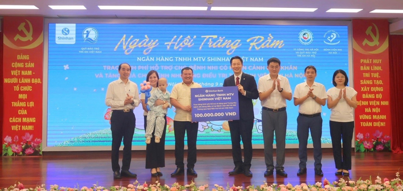 Mang Trung thu đến bên các em nhỏ đang điều trị tại Bệnh viện Nhi Hà Nội